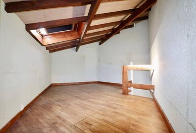 Spécialiste de la location transaction sur Marseille, avec plus de 20 années d'expérience, l'agence immobilière Provencia est heureuse de vous faire découvrir un bien rare à la vente avec beaucoup de potentiel.