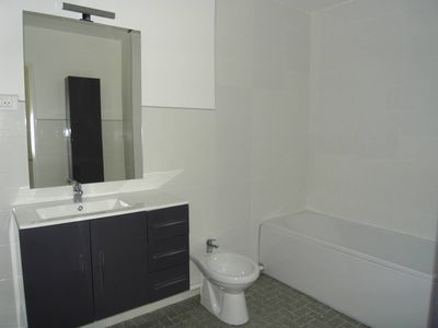 salle de bains Provencia immobilier implantée au coeur du village de Saint Barnabé 13012 Marseille est heureuse de vous présenter à la vente un appartement 4 pièces de 90 m².