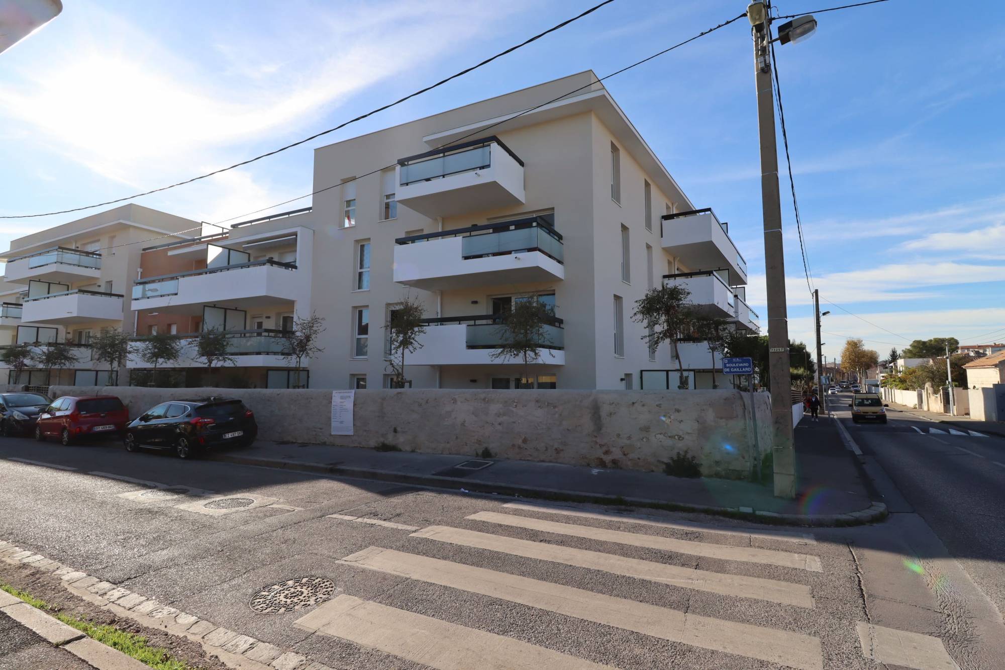 A la location appartement 3 pièces de 63 m2 avec terrasse et deux places de parking privatives en plein coeur du village de Bois Luzy 13012 Marseille