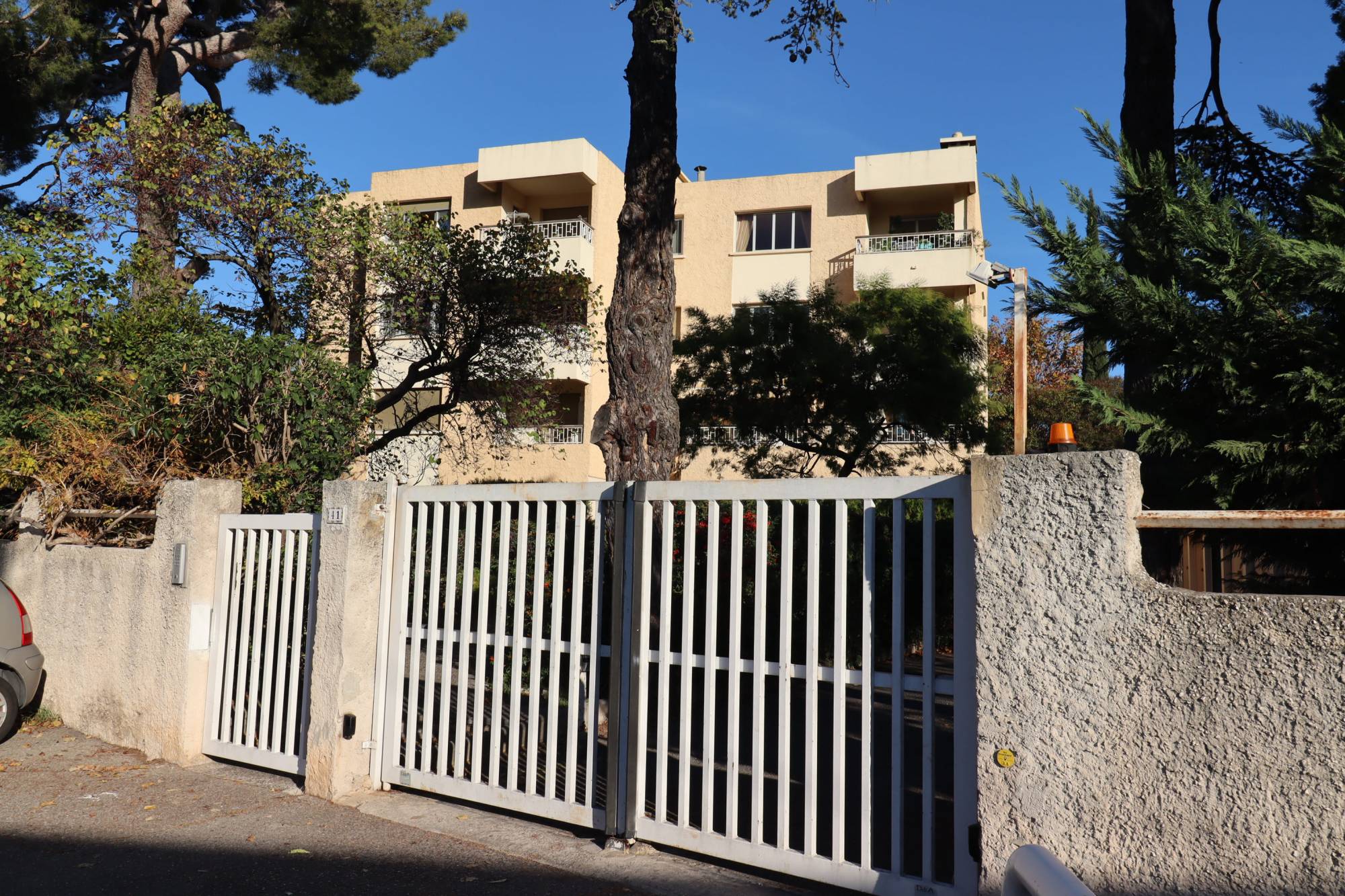 résidence fermée  A louer appartement 3 pièces 79 m2 Petit Bosquet / Montolivet 13012 Marseille