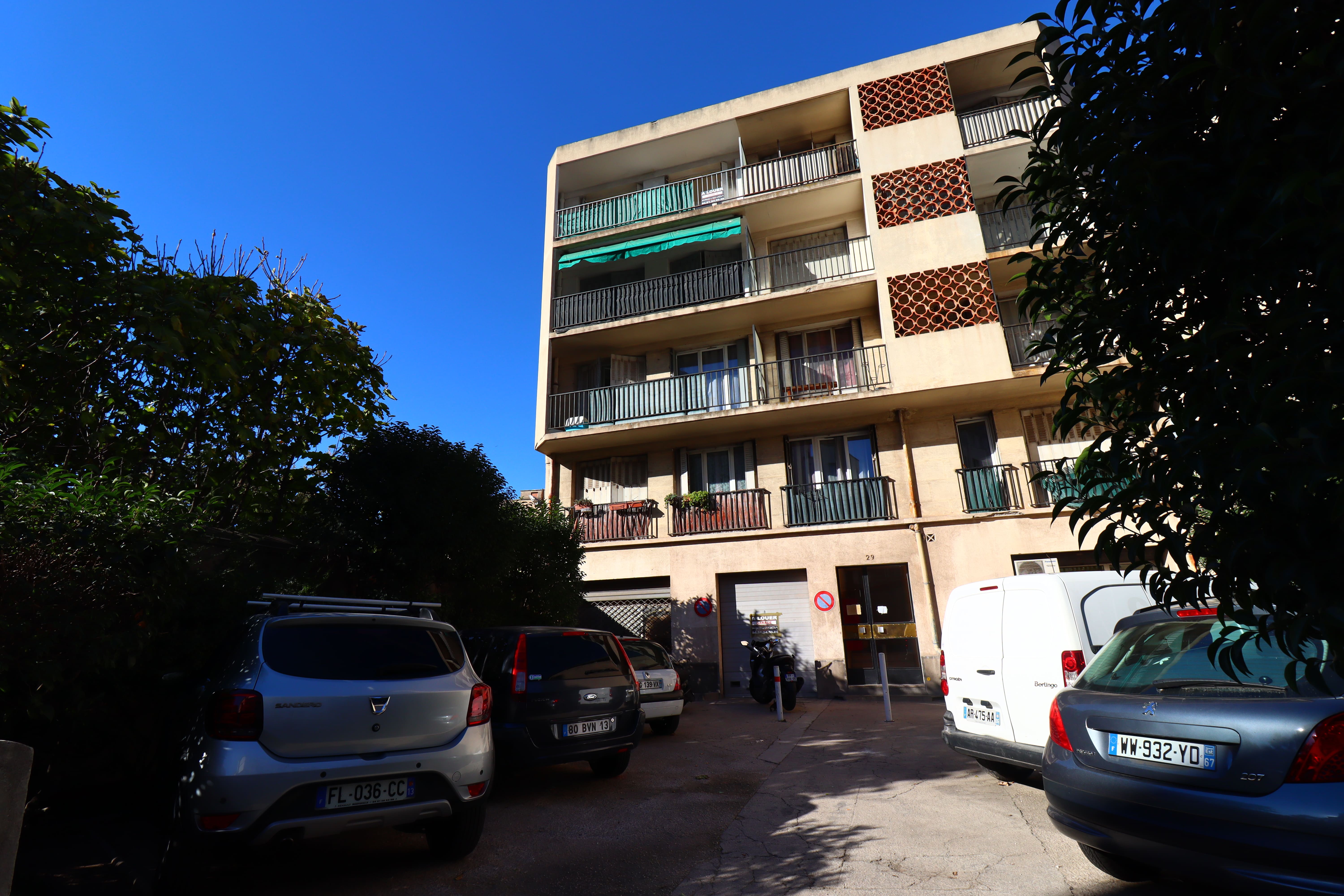 immeuble A louer Appartement 2 pièces de 56 m² Bon Secours 13014 Marseille 