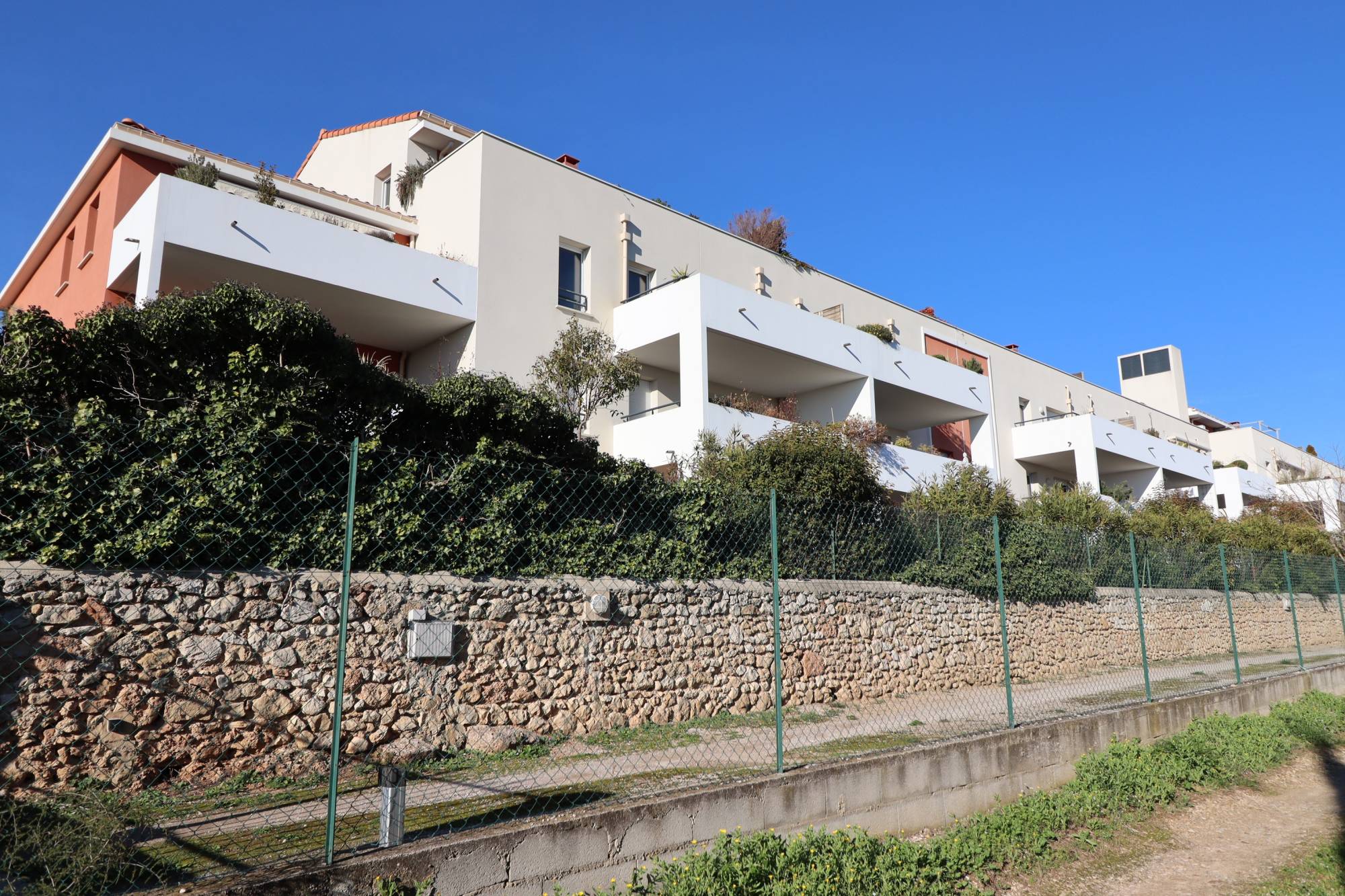 résidence neuve 2015 A louer appartement 3 pièces 57 m² avec terrasse, place de parking privative et garage La Batarelle 13013 Marseille 