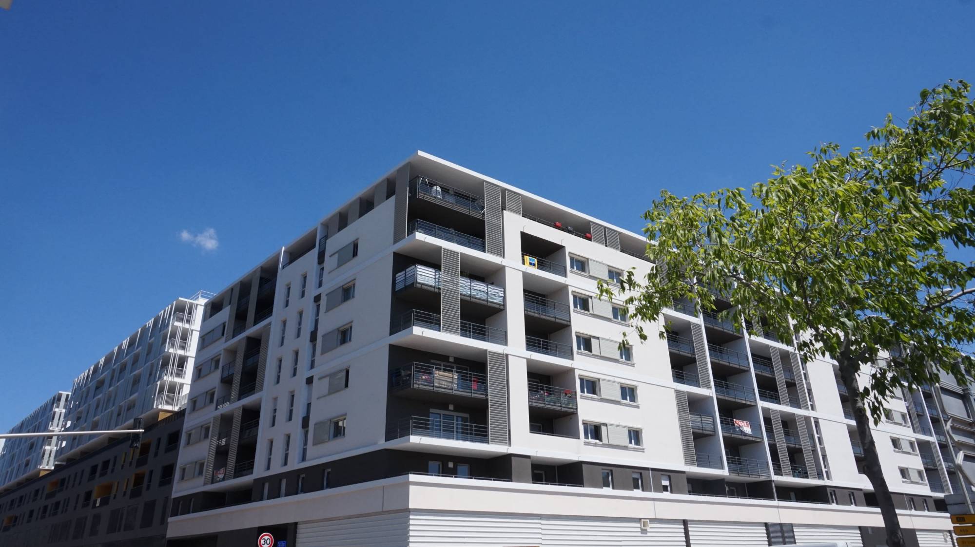 A vendre logement occupé pour investissement locatif appartement 3 pièces avec terrasse et place de parking privative Saint Loup 13010 Marseille 