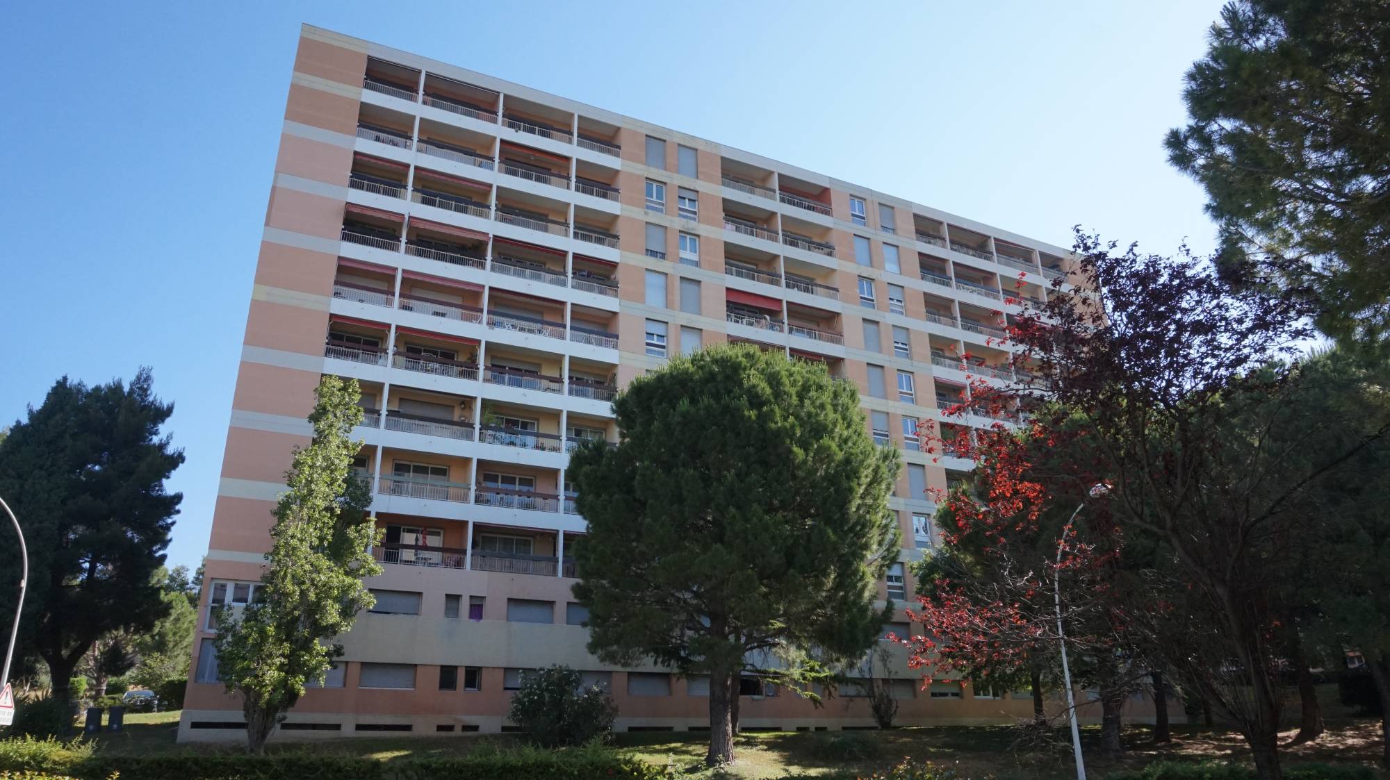 A louer appartement 4 pièces de 90 m² avec terrasse et place de parking privative 13012 Marseille Saint  Barnabé 