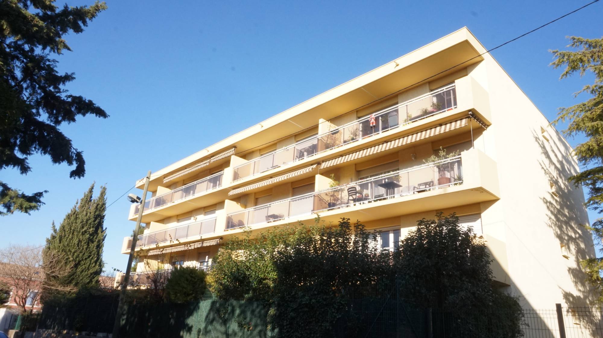 belle résidence A louer appartement 4 pièces de 99 m² avec terrasse et places de parking Montolivet village 13012 Marseille 