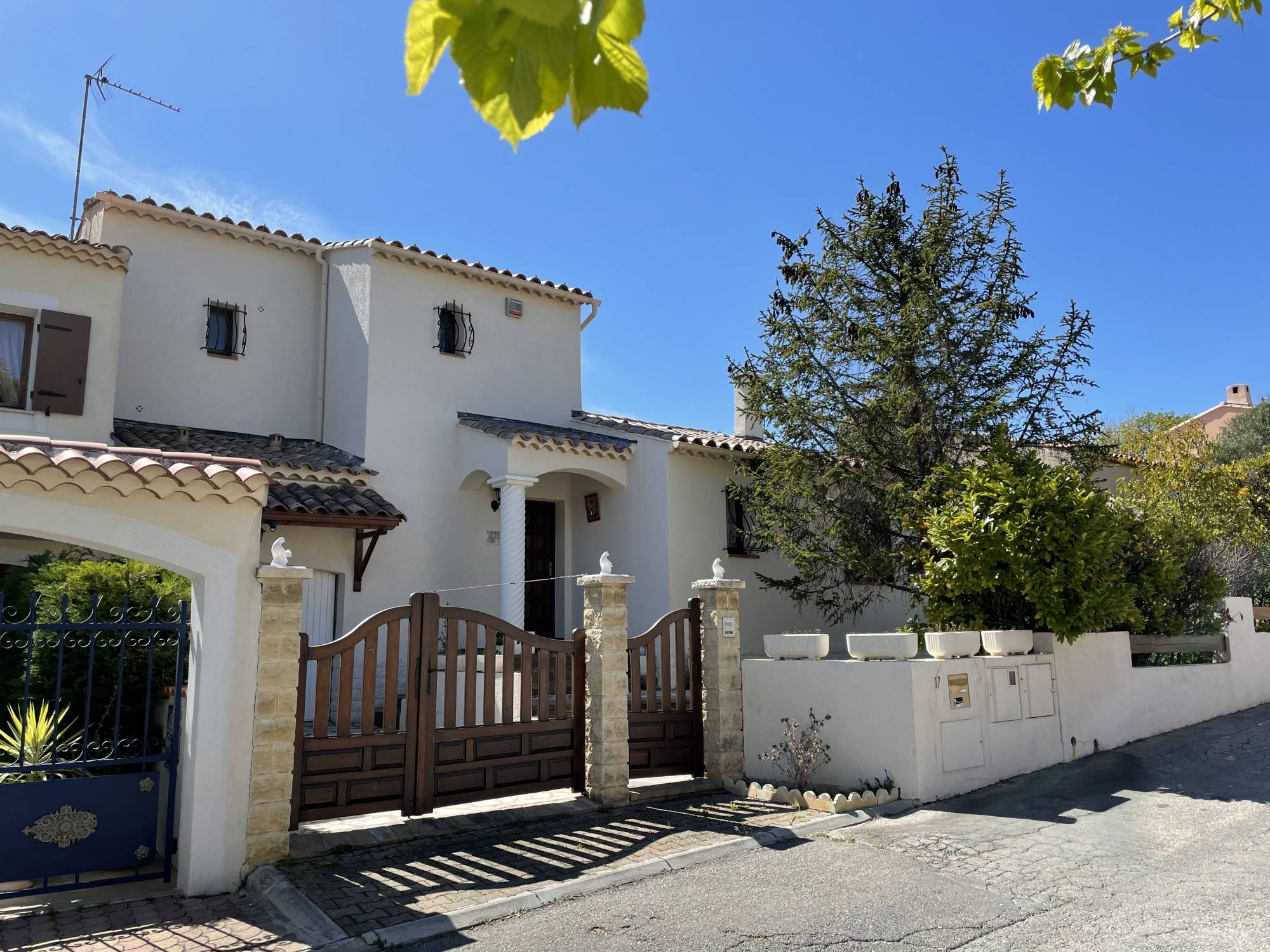 A vendre villa dans lotissement maison en R+1 de 116 m² sur parcelle de 359 m² avec 3 chambres 13190 ALLAUCH