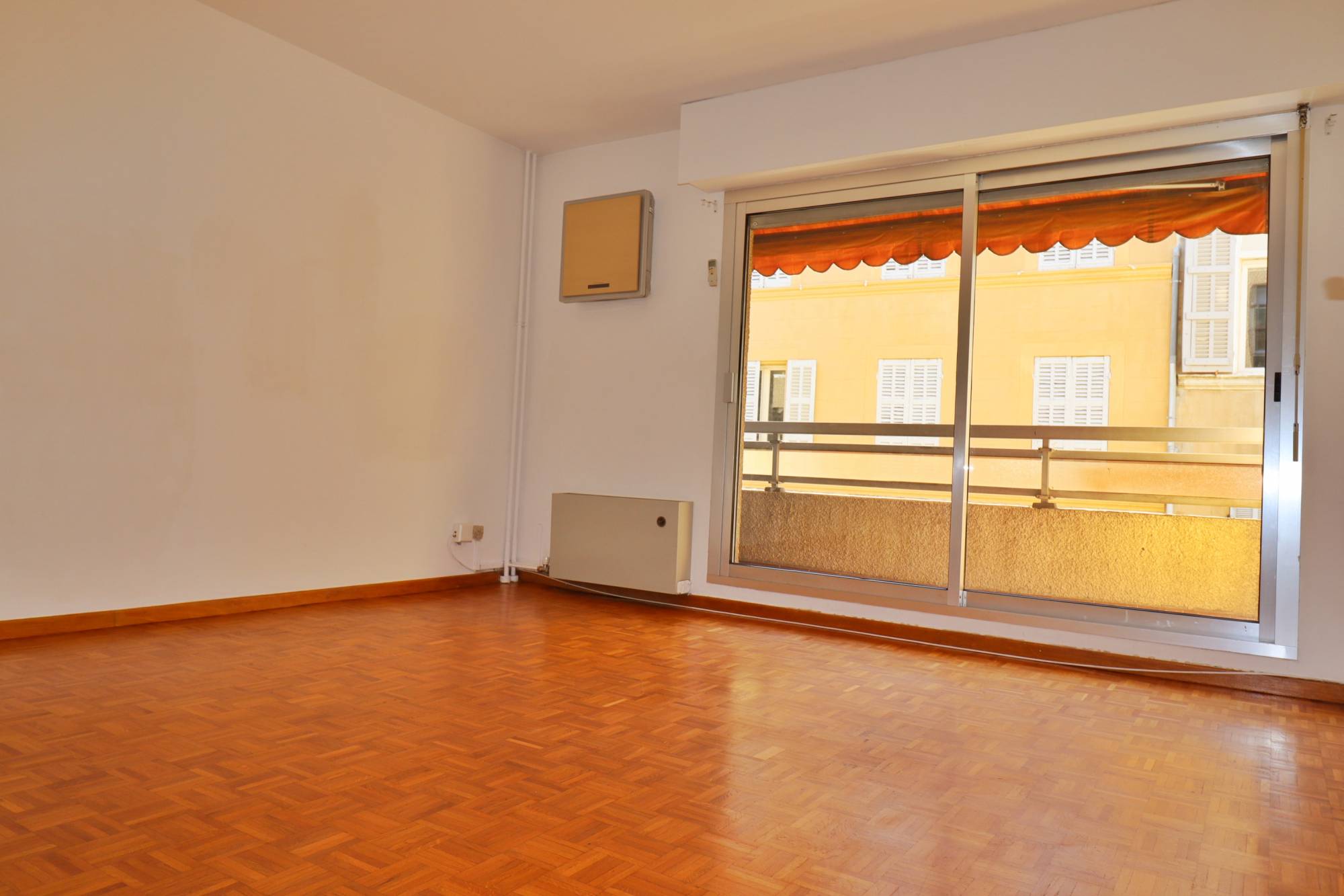 séjour A vendre appartement 2 pièces de 43 m² avec balcon et cave situé entre Castellane et Préfecture 13006 Marseille 