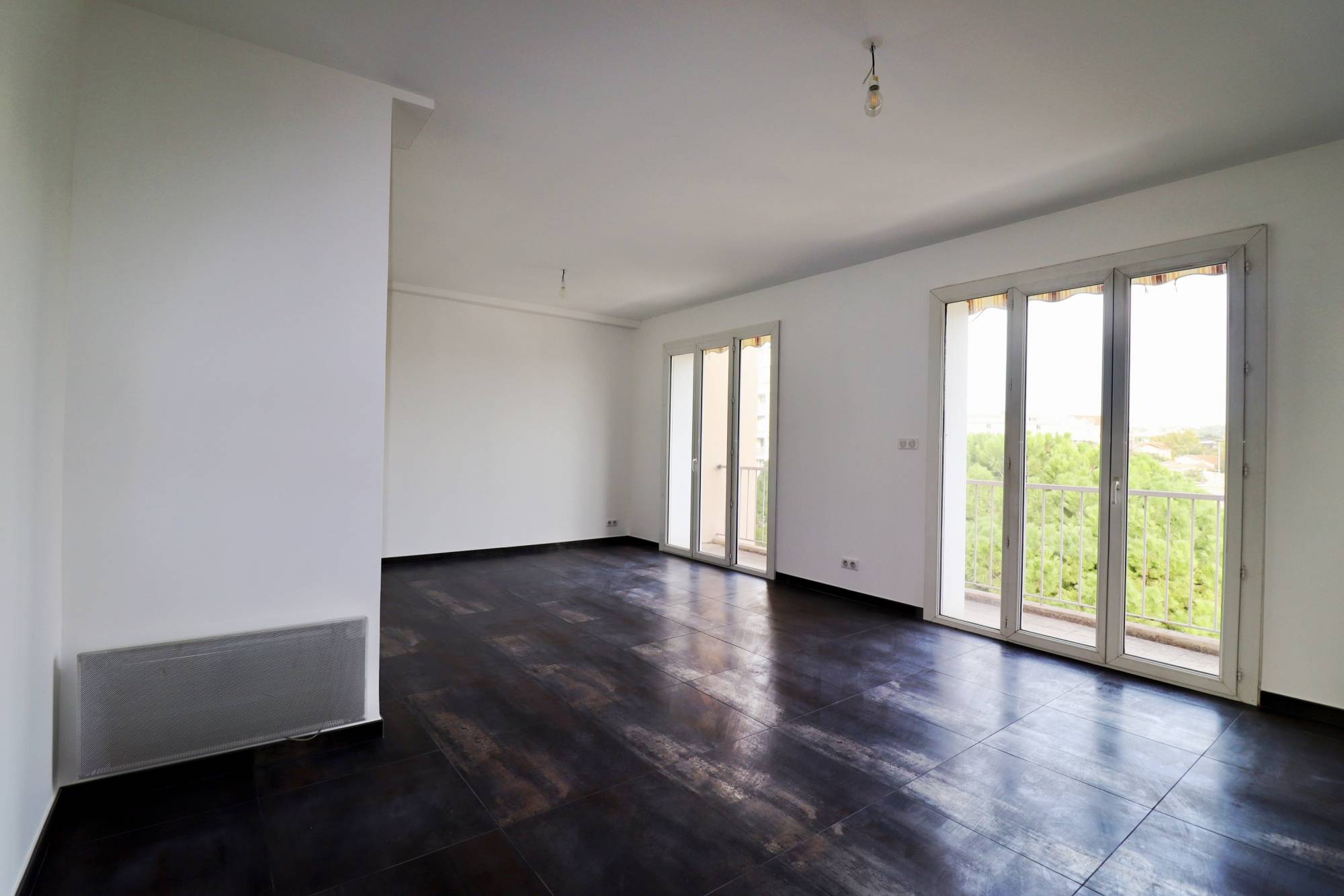 A louer spacieux appartement 2 pièces sans vis à vis avec balcon et garage Chartreux 13004 Marseille 