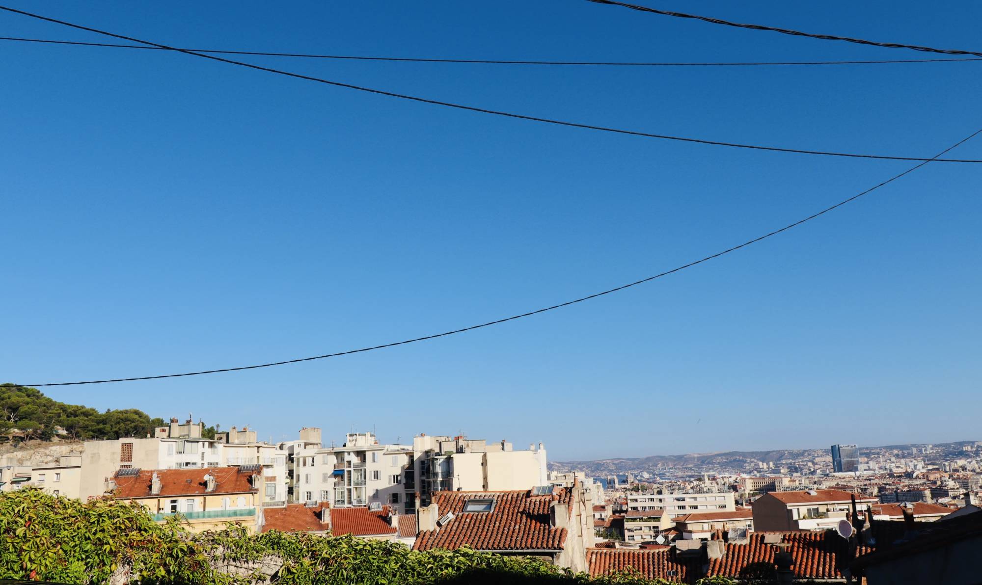 Spécialiste de la location transaction sur Marseille, avec plus de 20 années d'expérience, l'agence immobilière Provencia est heureuse de vous faire découvrir un bien rare à la vente avec beaucoup de potentiel. 