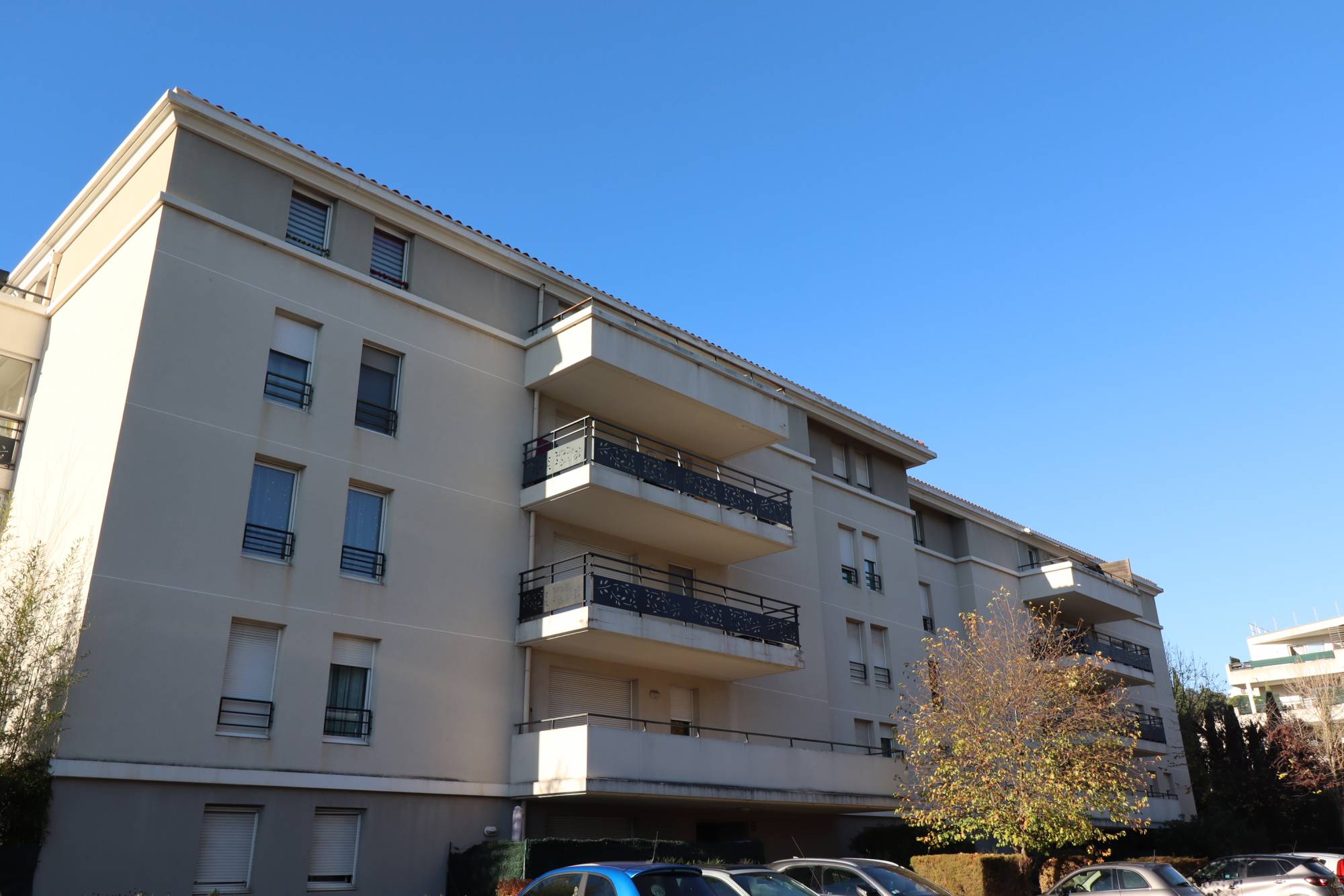 A louer appartement 2 pièces avec terrasse et place de parking privative Les Caillols 13012 Marseille