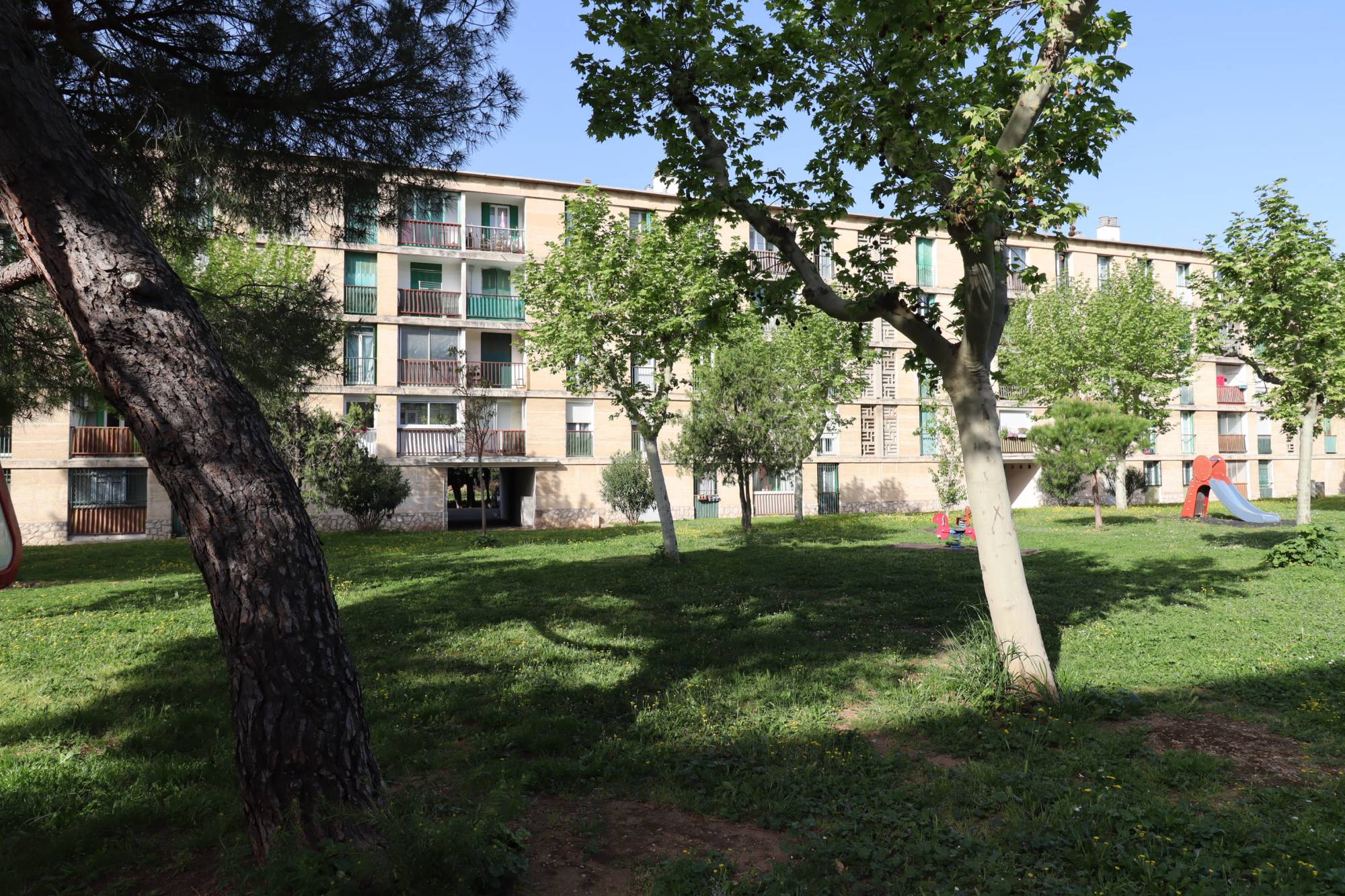 A louer appartement 3 pièces avec balcon, cave et stationnement facile dans la résidence Bois Lemaitre 13012 Marseille 