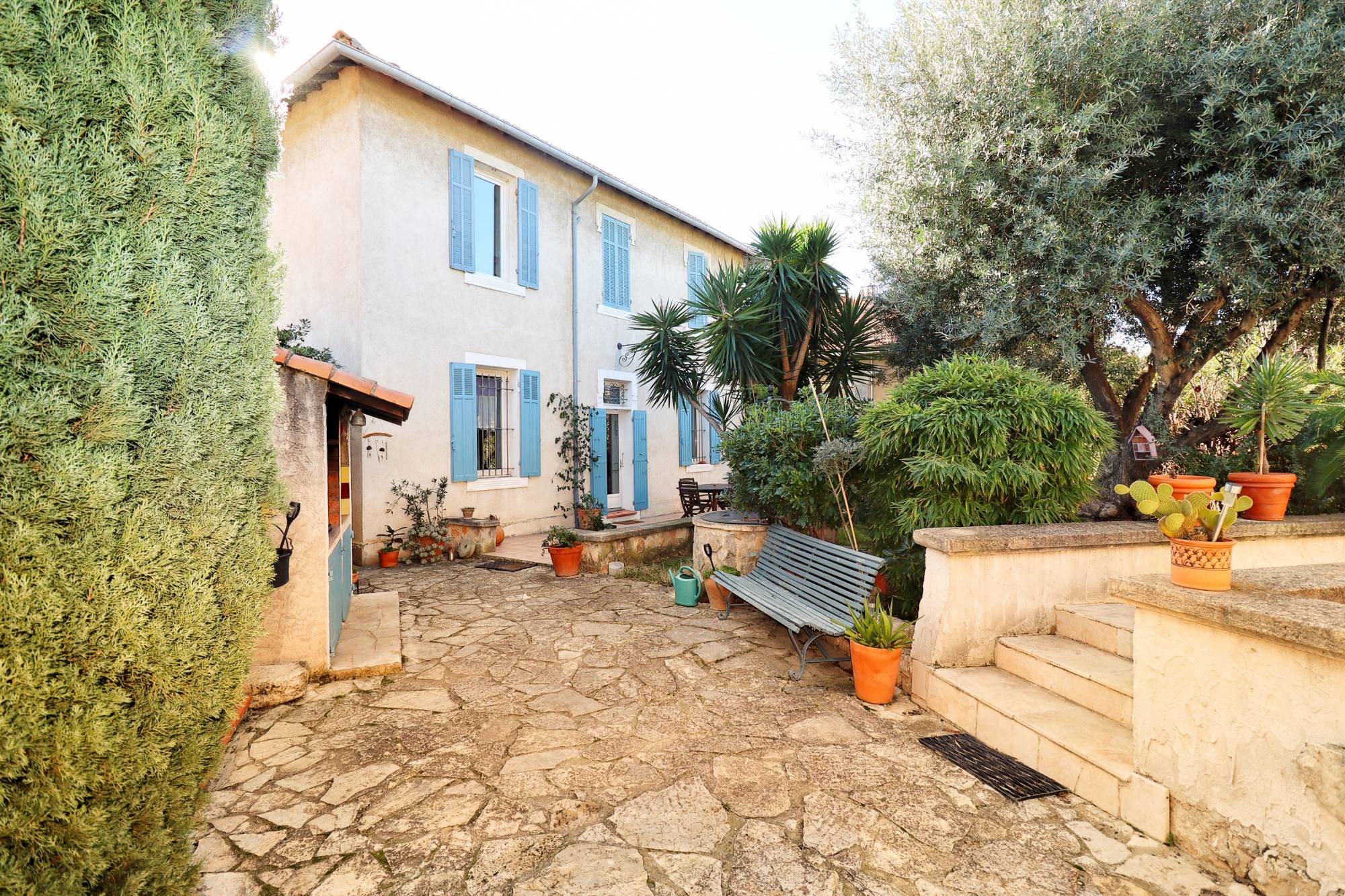 Rare à la vente, villa avec jardin, garages et piscine - Village de Bois Luzy 13012 Marseille