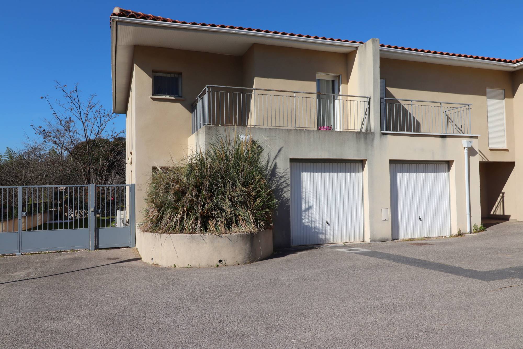 A vendre maison de 4 chambres  en R+1 avec jardin et garage proche du village des caillols 13012 Marseille 