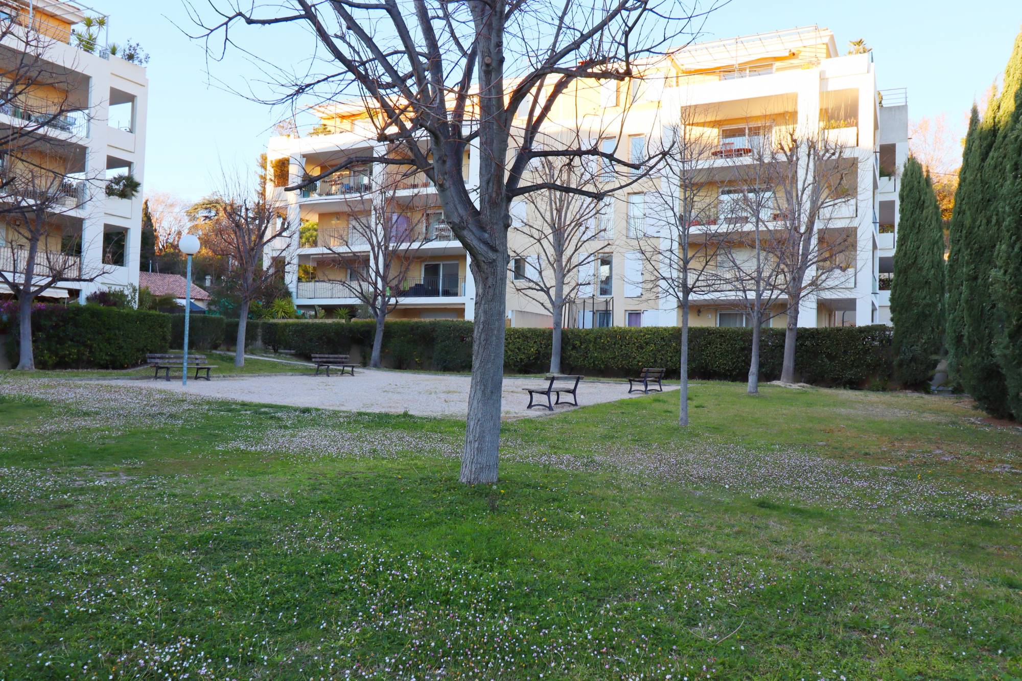 L'agence immobilière Provencia, spécialiste de la location depuis plus de 20 ans, nous vous proposons un appartement sur le secteur des caillols 13012 Marseille. 