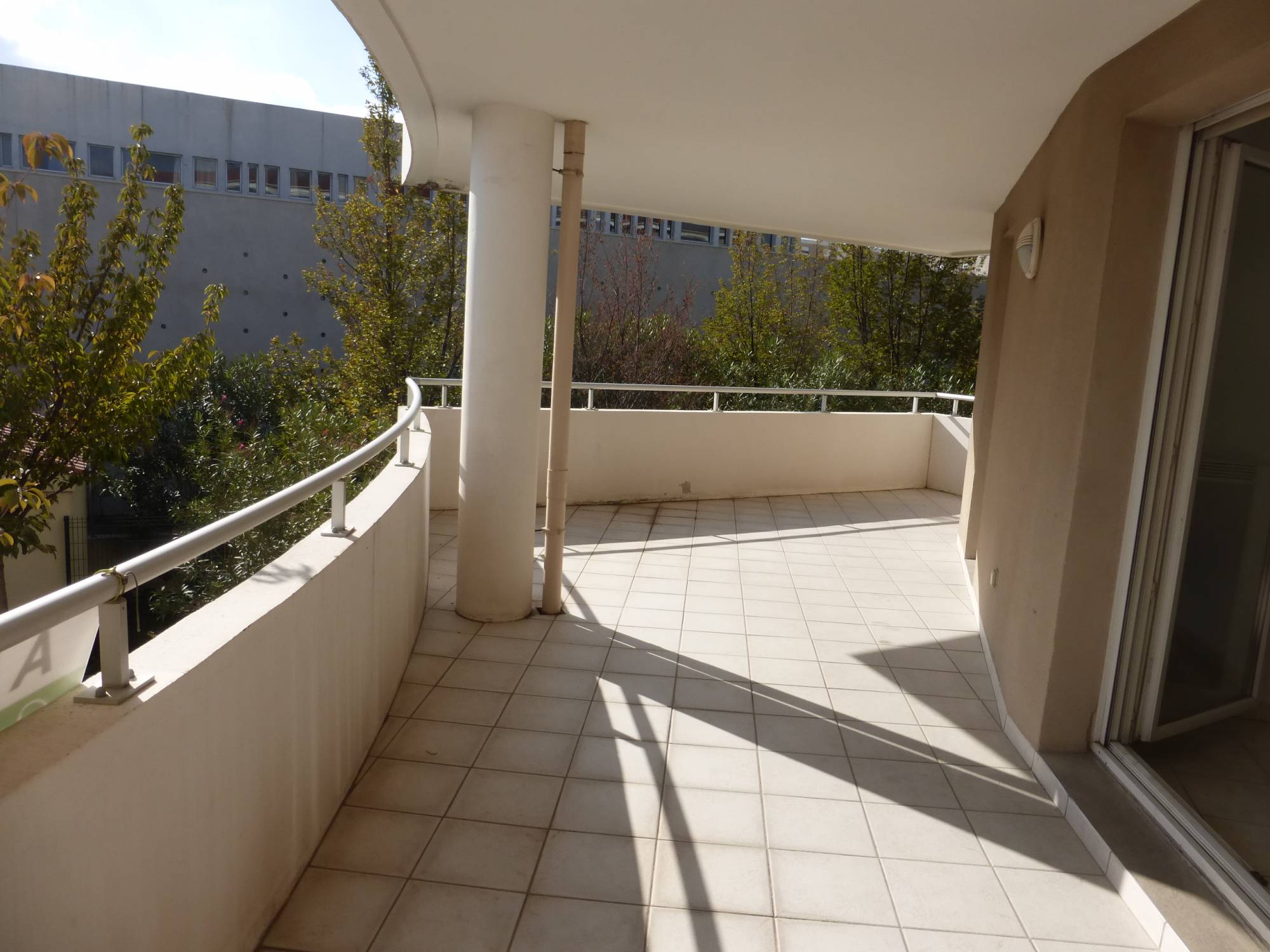 A vendre appartement 3 pièces d'environ 55 m² avec terrasse de 29 m² et place de parking privative entre Saint Jean du désert et la Fourragère 13012 Marseille 