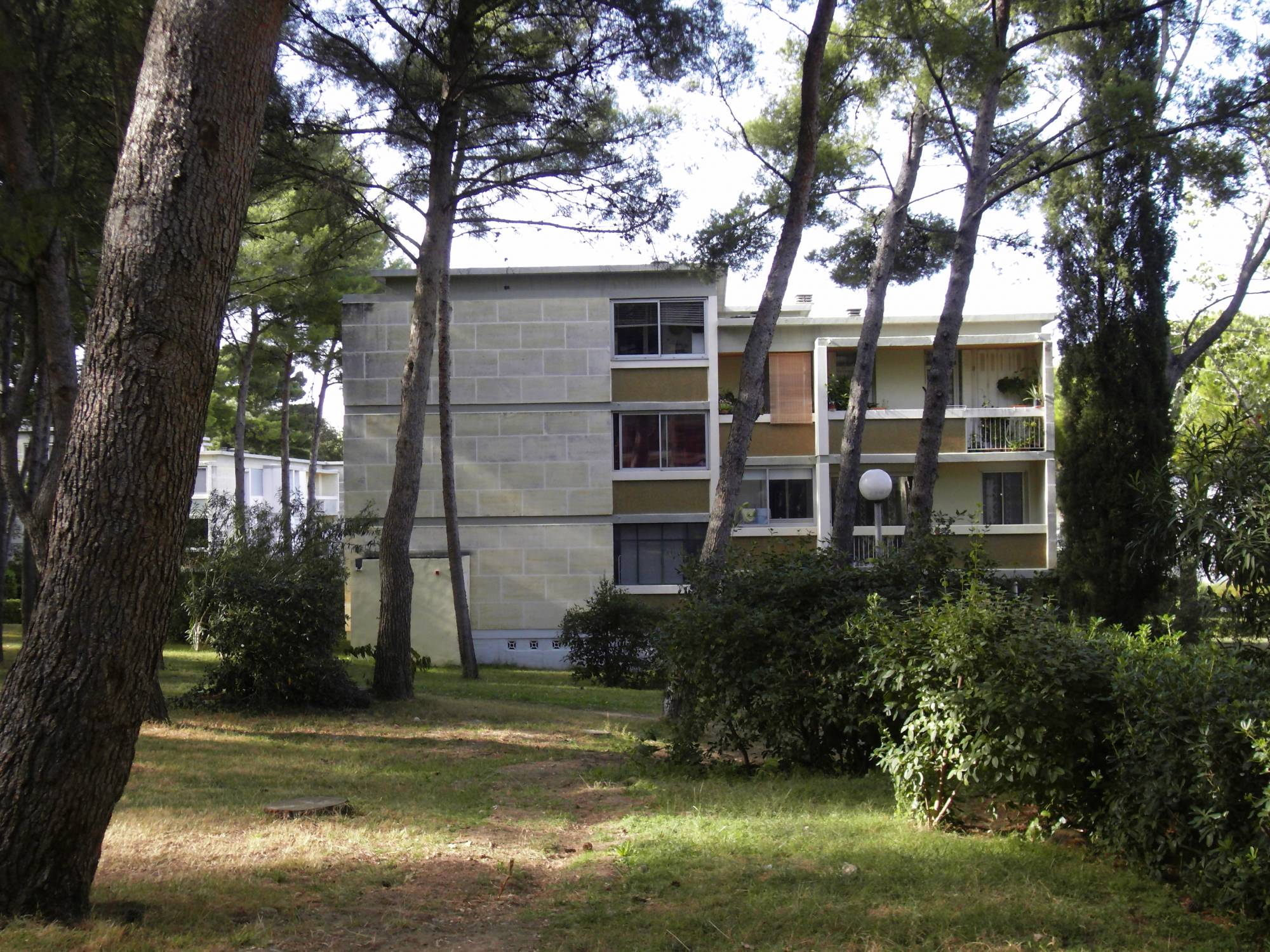 Provencia immobilier est heureux de vous présenter à la vente un appartement 3 pièces de 54 m² au coeur du Roy d'Espagne 13008 Marseille.