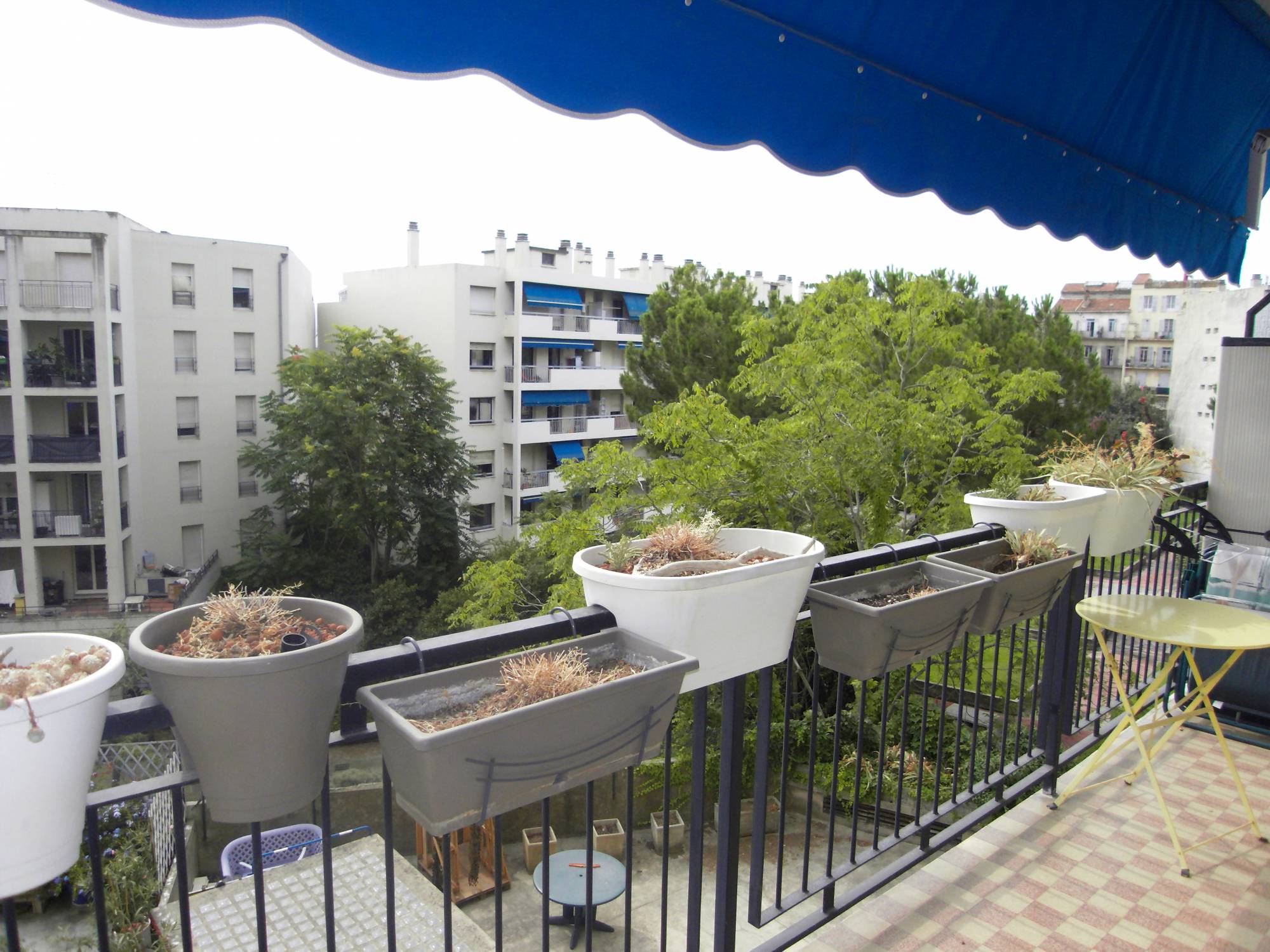 terrasse 3ème étage A louer appartement 2 pièces 55 m² Cinq Avenues 13004 Marseille 