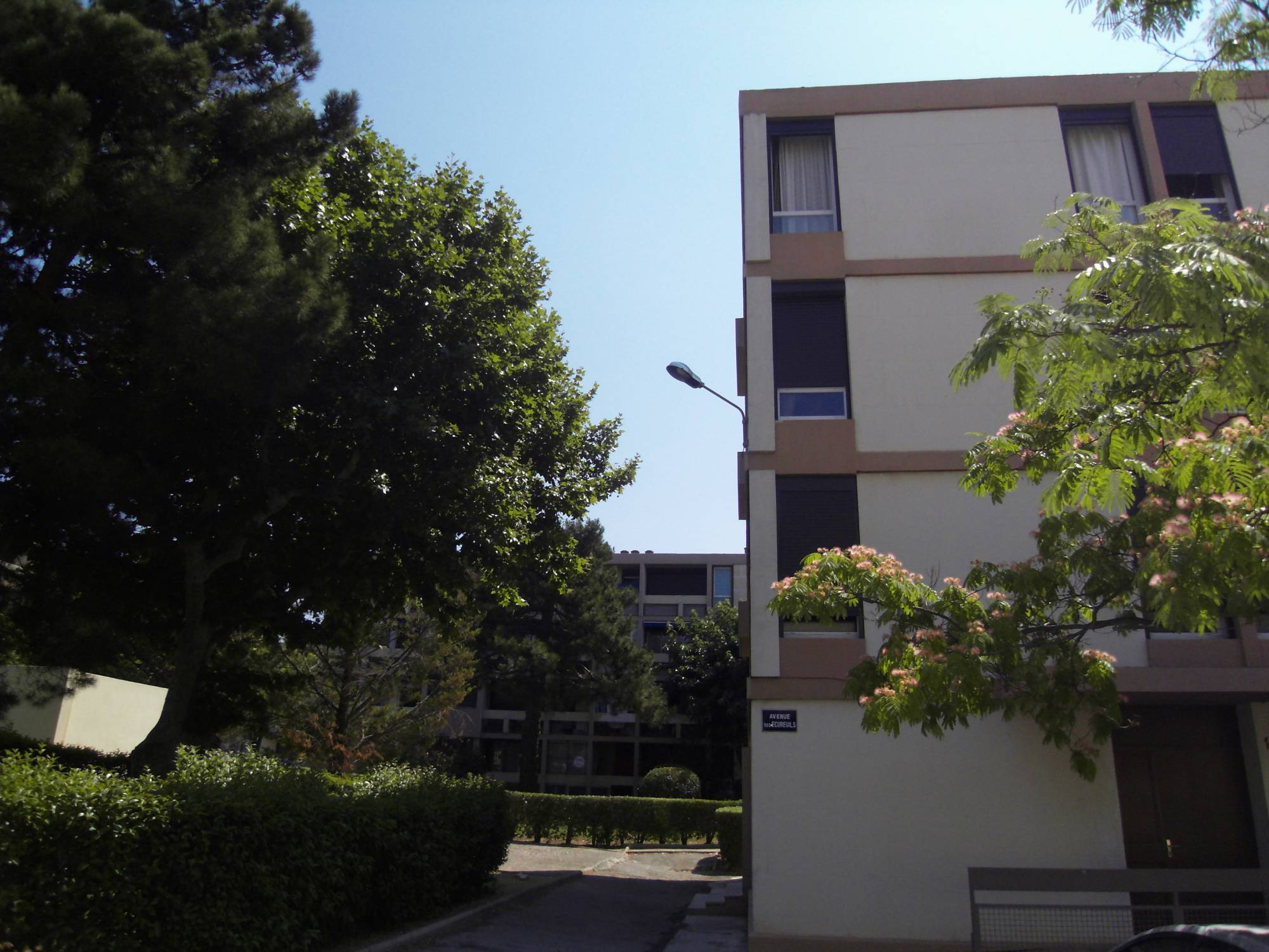 A louer sur le secteur du 12ème arrondissement, Les Caillols, appartement 3 pièces de 53.74 m². L'agence Provencia vous presente à la location cet appartement type 3 en rez de chaussée avec balcon exposé Est/Ouest.