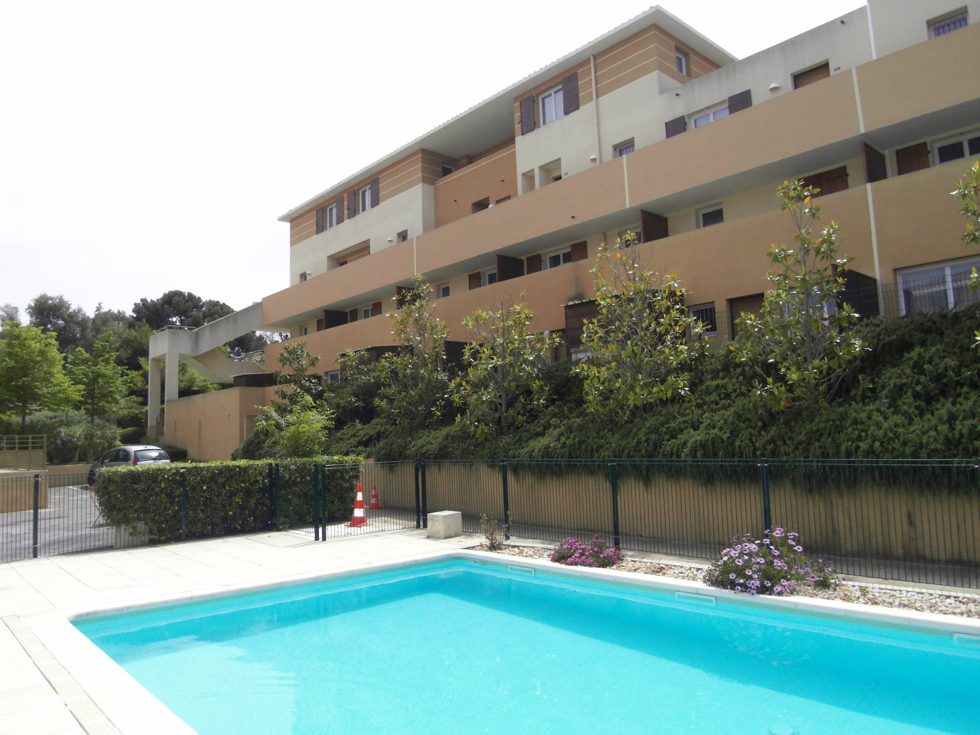 résidence avec piscine A louer appartement 4 pièces de 82 m² en duplex avec terrasse et deux places de parking privatives 13380 Plan de Cuques 