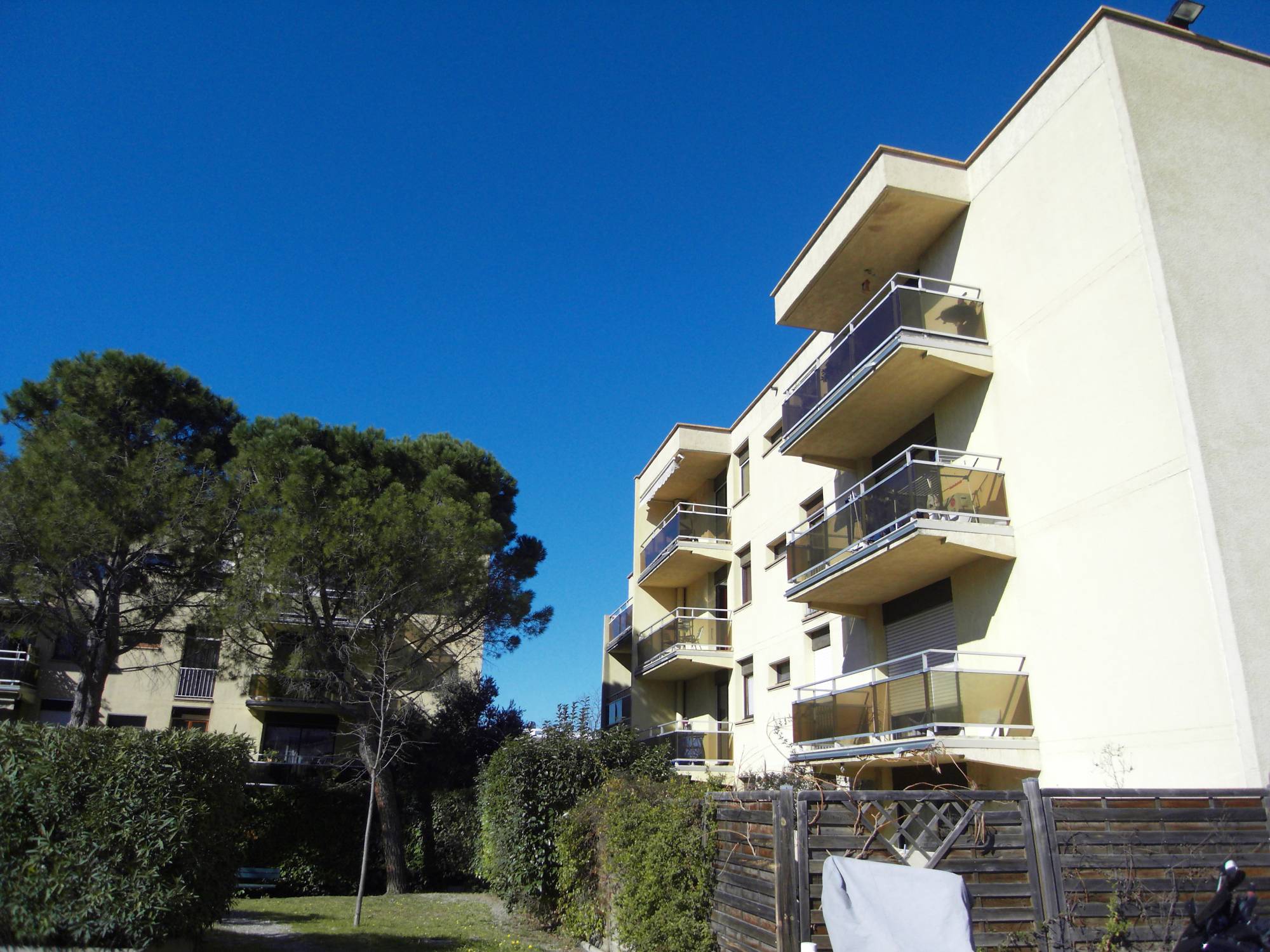 Seteur recherché et privilégié du Cabot à Marseille 13009, appartement de 3 pièces de 72,74 m².  Résidence fermée et dans un environnement de verdure. 