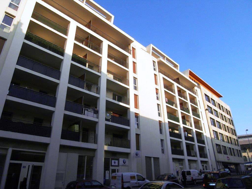 Pour un investissement locatif à vendre appartement 3 pièces de 64 m² avec terrasse et place de parking privative Secteur Saint Charles 13003 Marseille