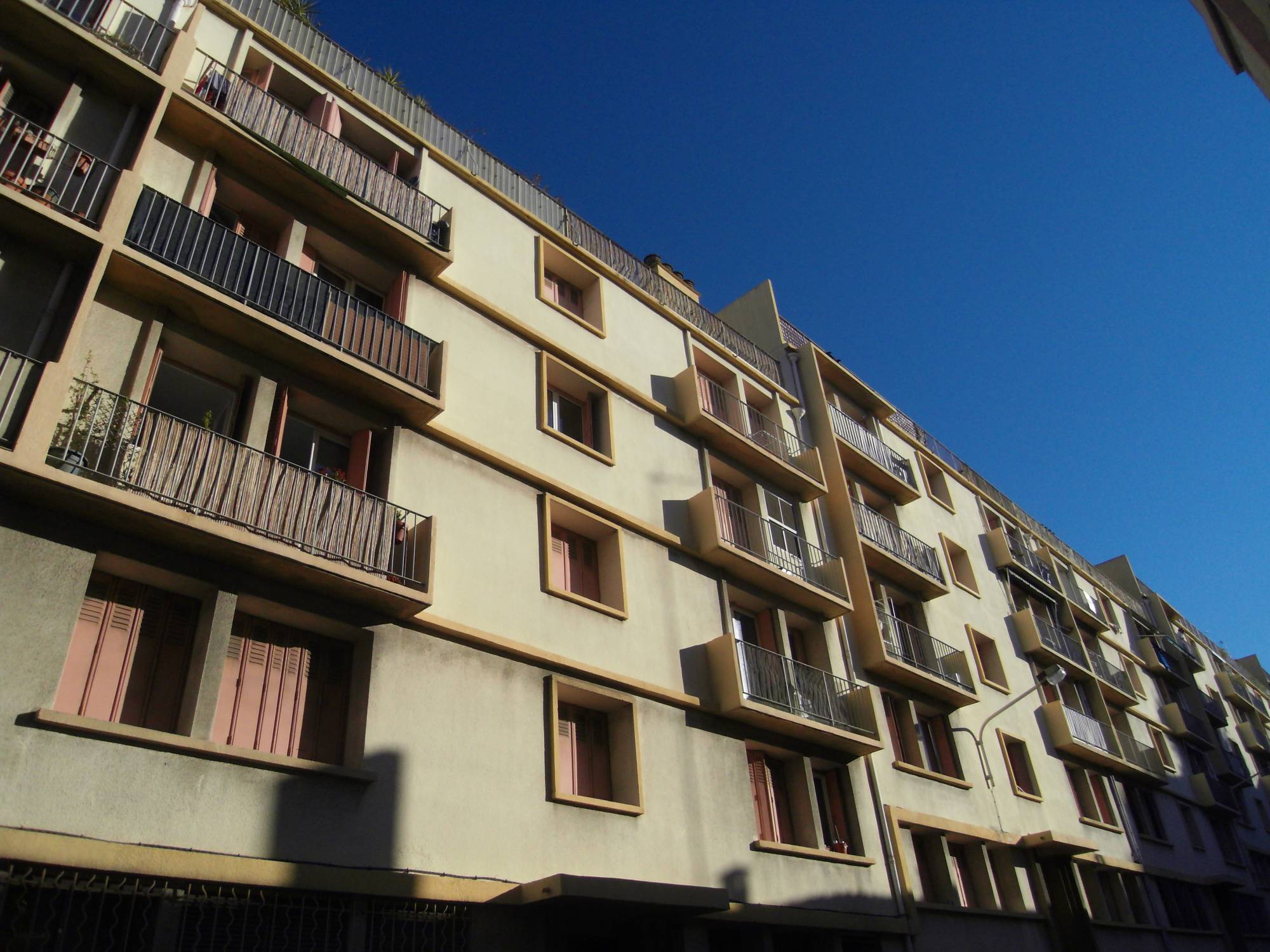 a vendre sur le secteur du 4ème arrondissement de Marseille appartement de type 3 avec 2 chambres et séjour double 