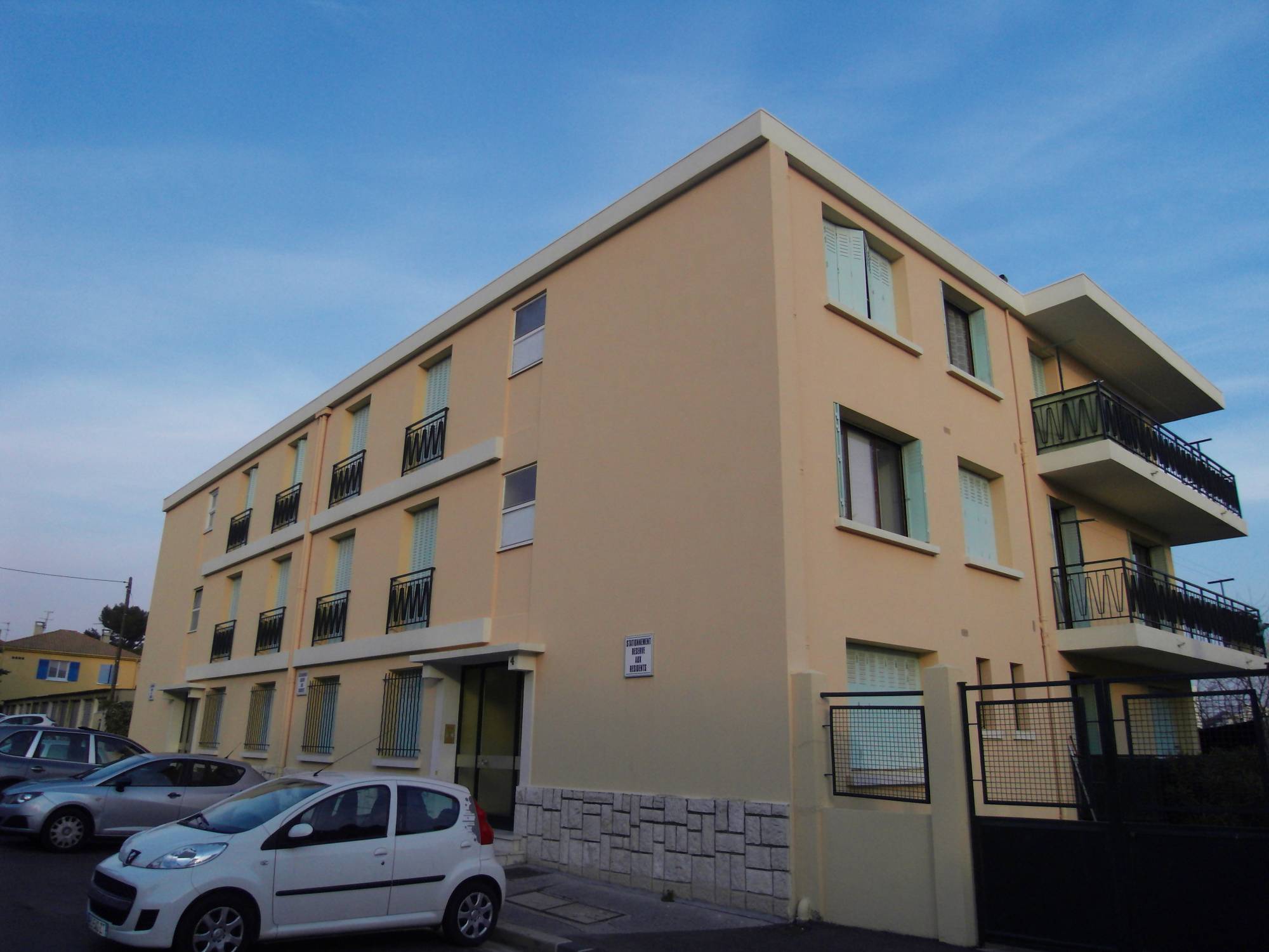 immeuble A louer proche du lycée Lacordaire 13013 Marseille  T3 avec balcon et cave 