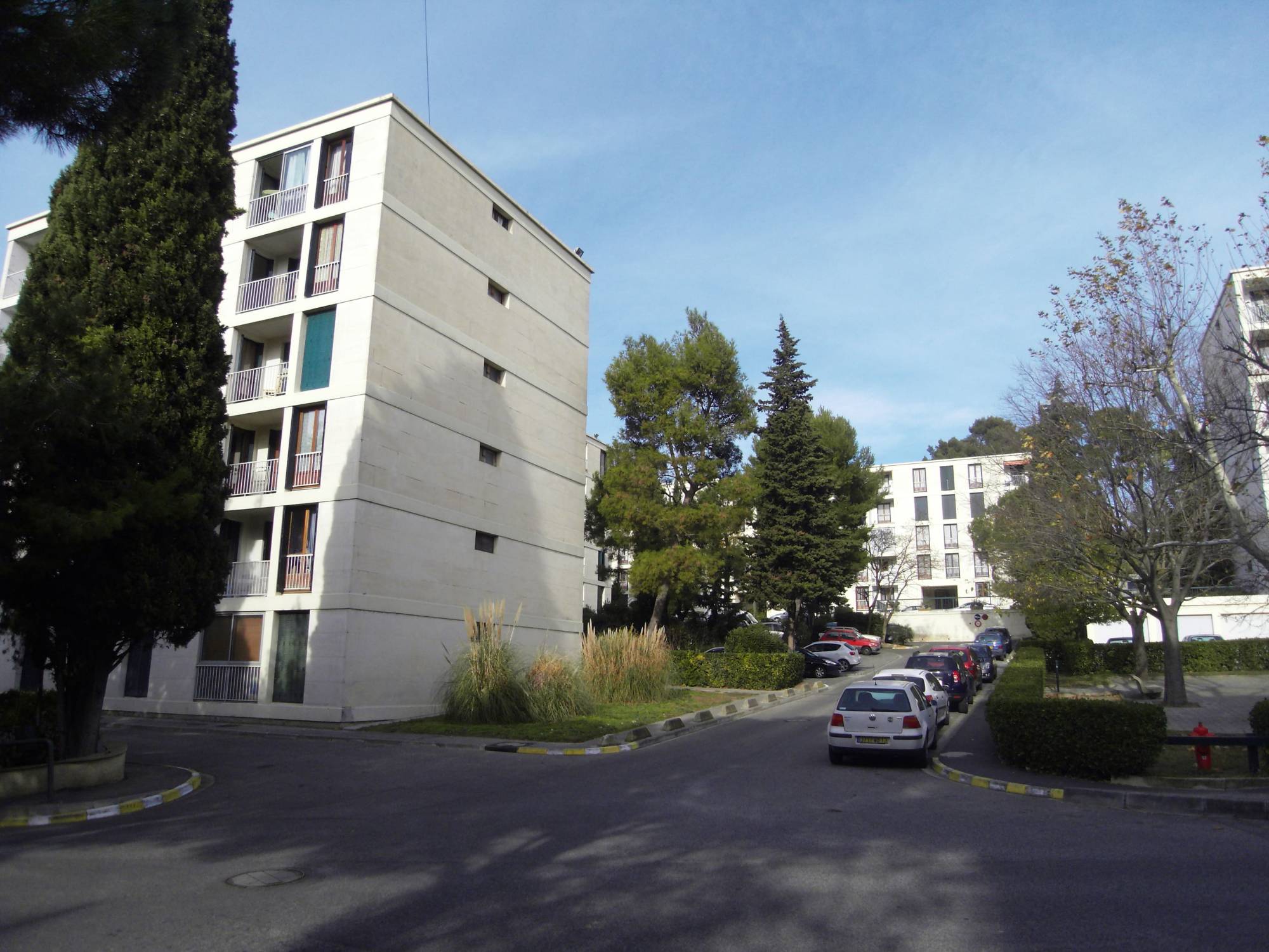 A vendre appartement 3 pièces de 71 m² avec balcons, cave et stationnement facile dans résidence fermée La Pounche 13190 ALLAUCH